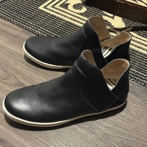 Like New Taos Unity Sneaker Boots - Size 9.5